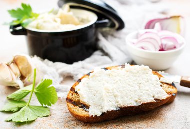 sarımsak ve taze ekmek ile domuz yağı