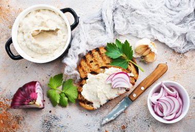 sarımsak ve taze ekmek ile domuz yağı