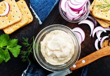 kraker ile hizmet sarımsaklı domuz yağı