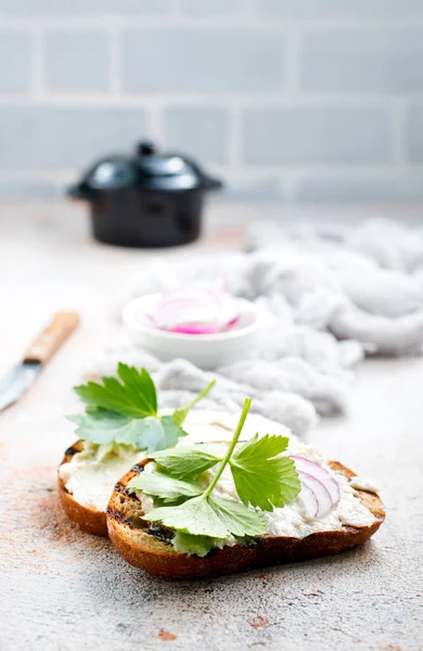 Schmalz mit Knoblauch und frischem Brot — Stockfoto