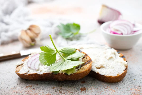 Schmalz mit Knoblauch und frischem Brot — Stockfoto