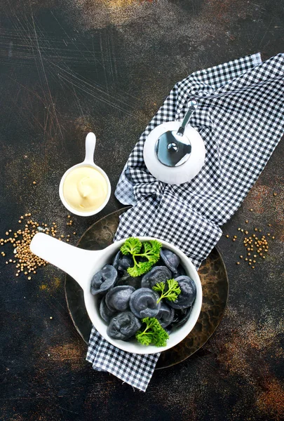 Knödel aus schwarzem Teig — Stockfoto