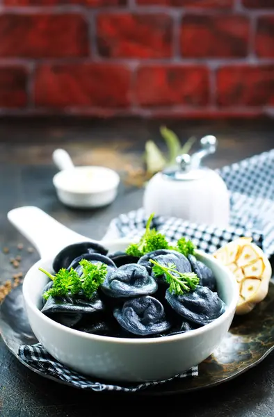 Dumplings från svart deg — Stockfoto