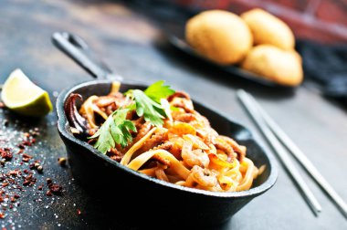 Deniz ürünleri ile kızarmış spagetti 