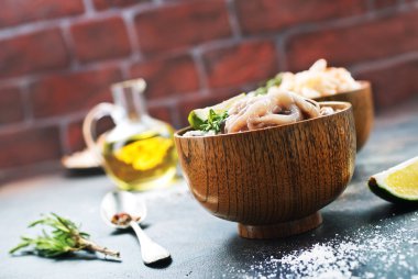 kabın içinde ham ahtapot 