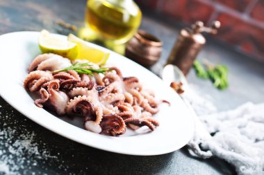 plaka üzerinde kızarmış ahtapot