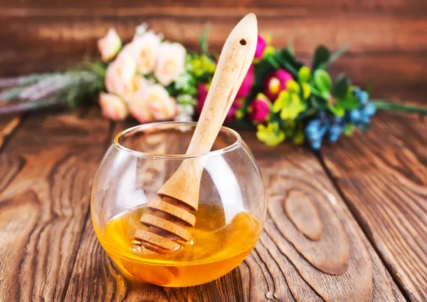 玻璃碗里的新鲜蜂蜜 — 图库照片