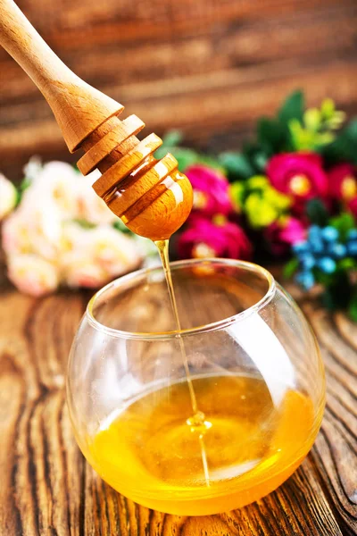 Fresh honey in glass bowl — Stock Photo, Image