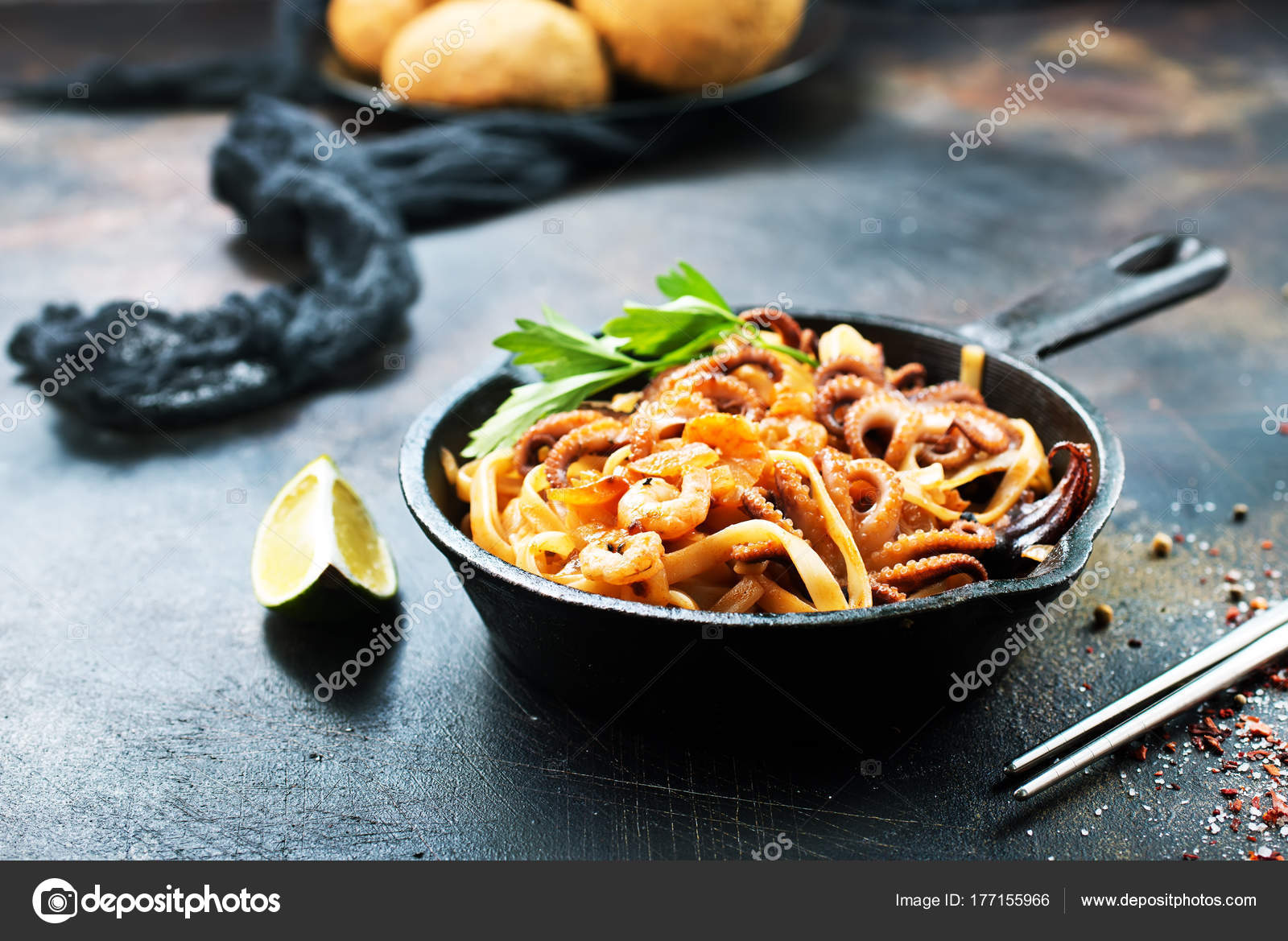 Spaghetti fritti con frutti di mare — Foto Stock © tycoon ...