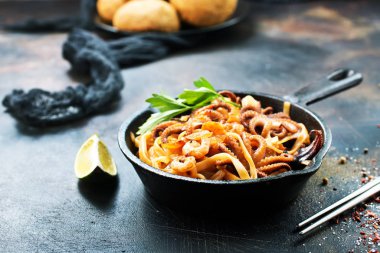 Deniz ürünleri ile kızarmış spagetti 