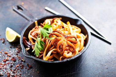 Deniz ürünleri ile kızarmış spagetti 