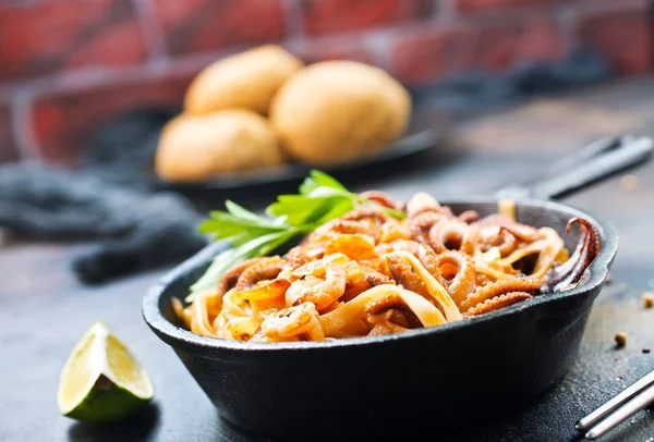 Spaghettis frits aux fruits de mer — Photo