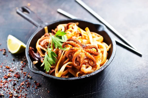 Deniz ürünleri ile kızarmış spagetti 