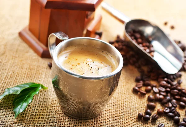 Tasse frischen Kaffee und Bohnen — Stockfoto