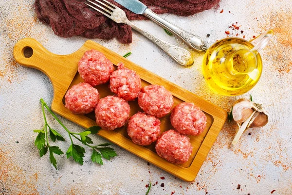 Boulettes de viande crues aux épices aromatiques — Photo