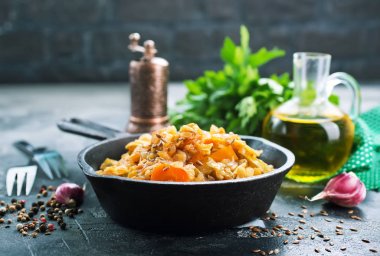 Lahana güveç tavada