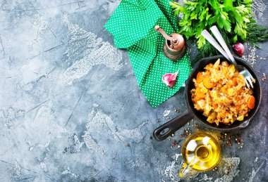 Lahana güveç tavada