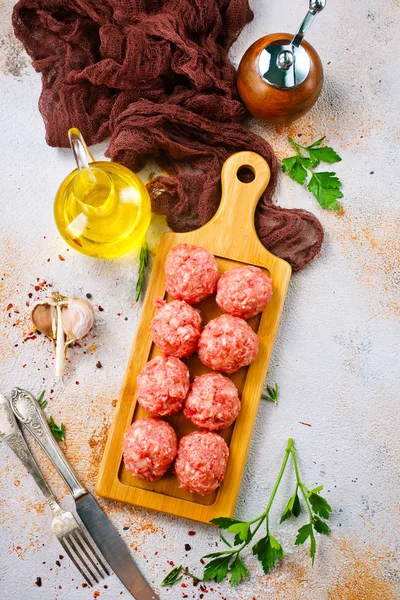 Boulettes de viande crues aux épices aromatiques — Photo