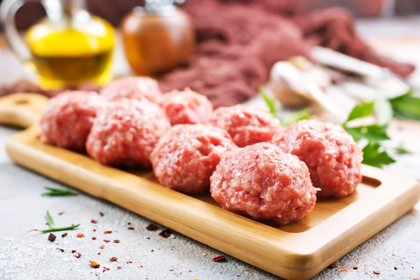 Albóndigas crudas con especias aromáticas — Foto de Stock