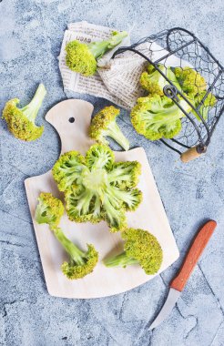   Tablo gıda kavramı üzerinde taze brokoli 