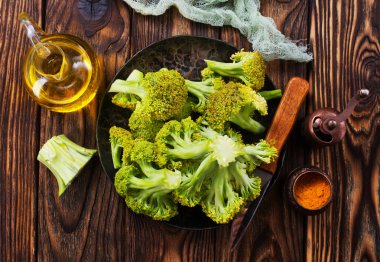   Tablo gıda kavramı üzerinde taze brokoli 