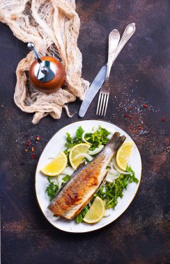 Fırında Balık plaka üzerinde ve bir tablo