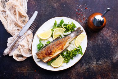 Fırında Balık plaka üzerinde ve bir tablo