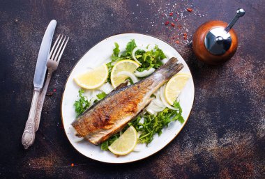 Fırında Balık plaka üzerinde ve bir tablo