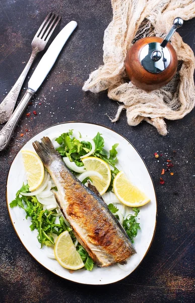 Fırında Balık plaka üzerinde ve bir tablo