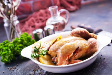 fırında tavuk beyaz plaka üzerinde ve bir tablo