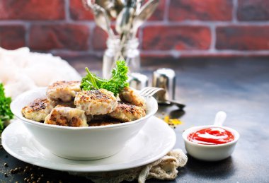 kase ve masanın üzerine Beşamel sos