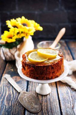 limon pasta beyaz plaka üzerinde ve bir tablo