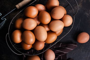 çiğ yumurta metal sepet ve bir tablo