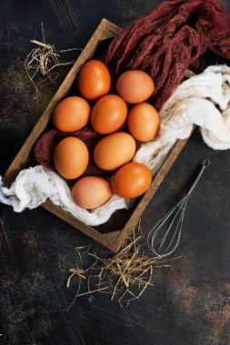 çiğ yumurta metal sepet ve bir tablo
