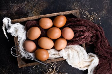 çiğ yumurta metal sepet ve bir tablo