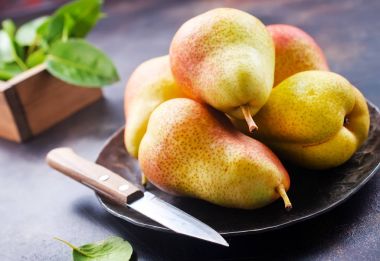 taze armut plaka üzerinde ve bir tablo