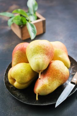 taze armut plaka üzerinde ve bir tablo