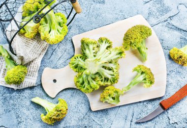   Tablo gıda kavramı üzerinde taze brokoli 