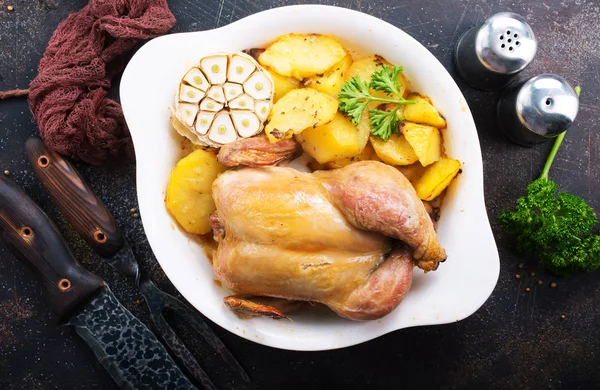 Gebackenes Huhn Auf Weißem Teller Und Auf Einem Tisch — Stockfoto