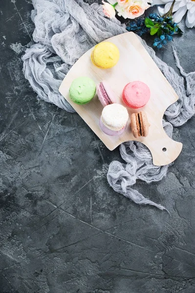 Macarons Couleur Bord Sur Une Table — Photo