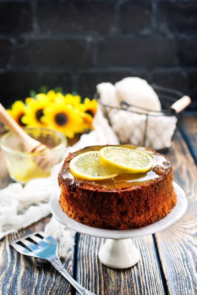 Torta Limão Chapa Branca Uma Mesa — Fotografia de Stock