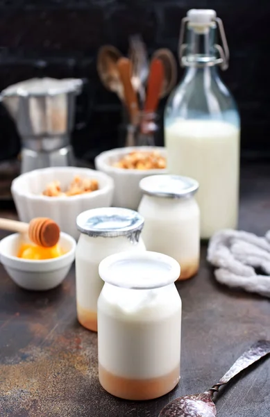 Yogurt Dengan Granola Atas Meja — Stok Foto