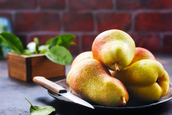 Poires Fraîches Sur Une Assiette Sur Une Table — Photo