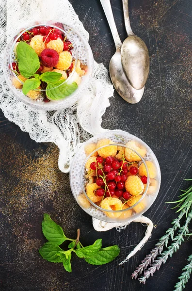 Pudding Mit Chiasamen Und Frischen Beeren — Stockfoto