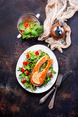 Kırmızı Balık plaka üzerinde ve bir tablo