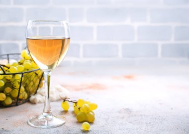 bir tablo üzerinde taze üzüm ve şarap cam