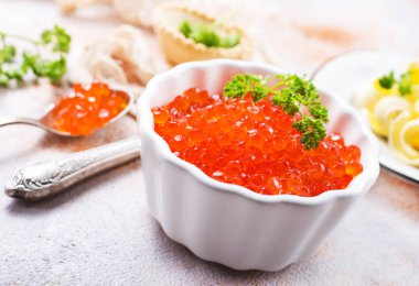 ekmek ve kırmızı somon havyar ile tereyağı