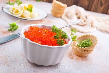 ekmek ve kırmızı somon havyar ile tereyağı