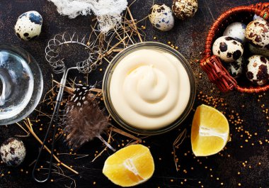 mayonez cam kase ve bir tablo