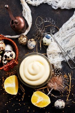 mayonez cam kase ve bir tablo